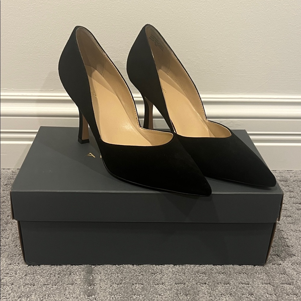 Classic Black Ann Taylor Pointed-Toe Women’s Pumps